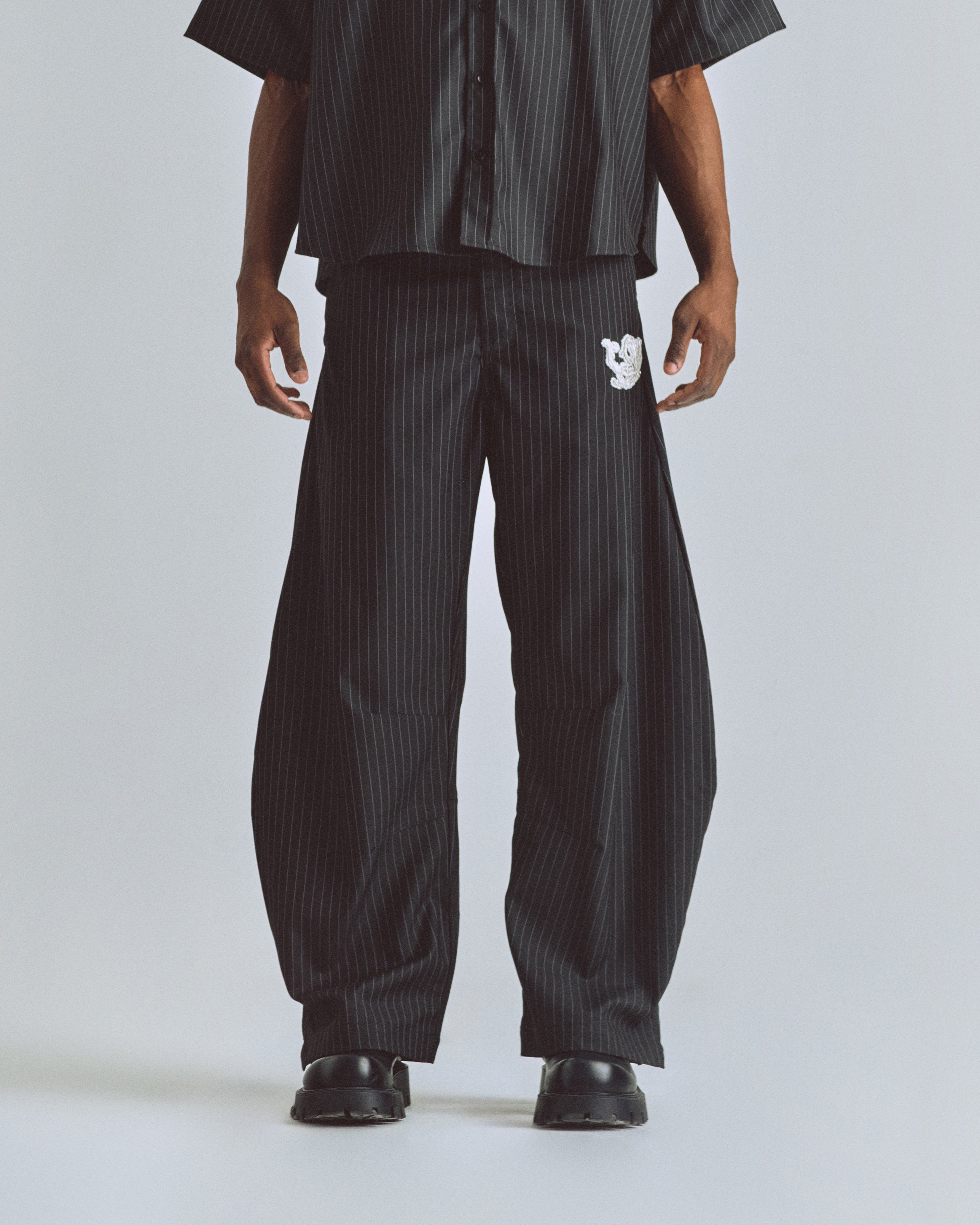 THE PATH MONOGRAM BARREL TROUSER BLACK / CHALK LINE