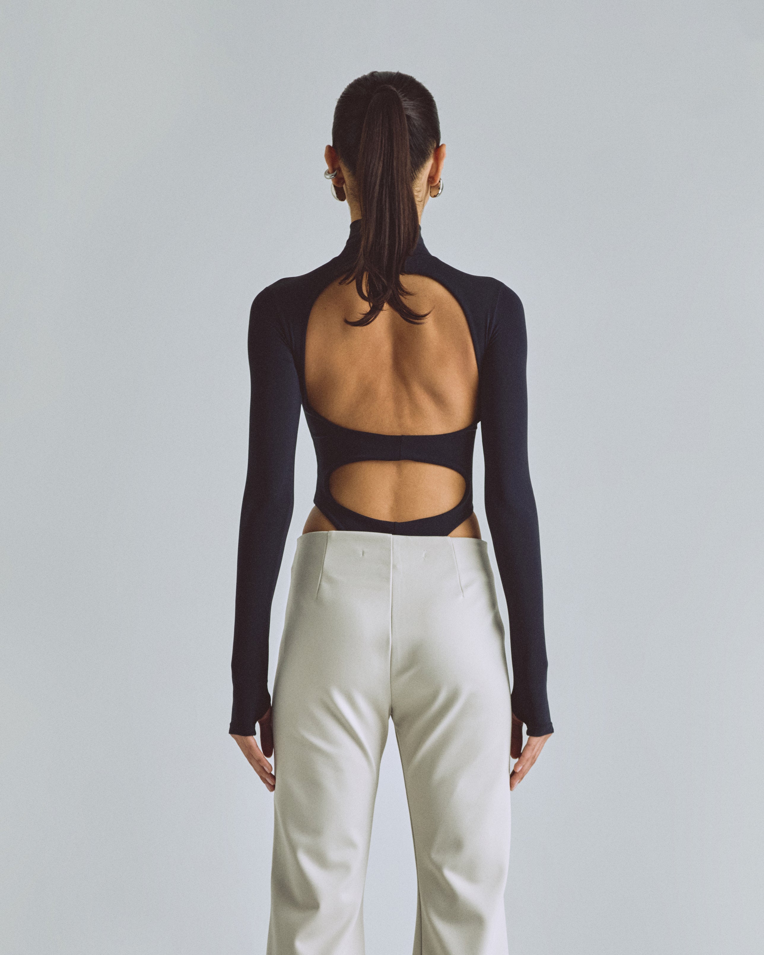 BASICS TURTLENECK BACKLESS BODY BLACK