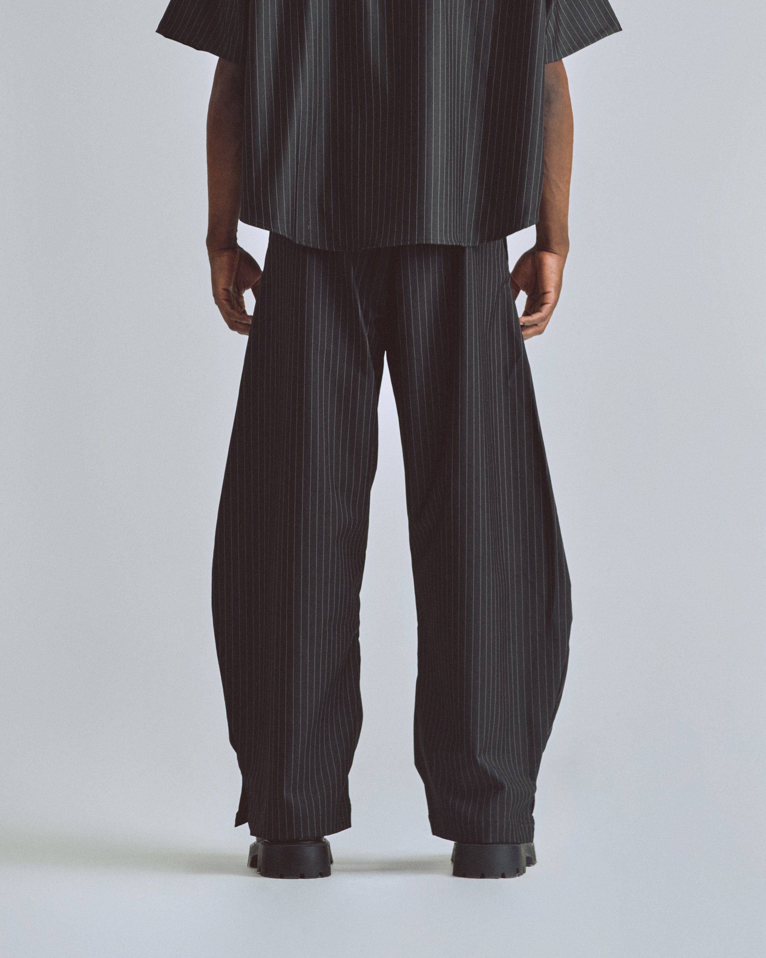 THE PATH MONOGRAM BARREL TROUSER BLACK / CHALK LINE