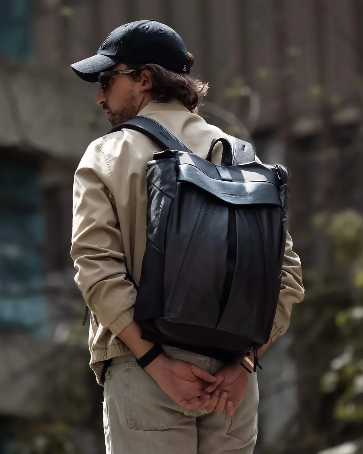 Morral THE FRENCHIE CO Leather Anti-Theft Speed Backpack en cuero italiano negro, con modelo, de espalda