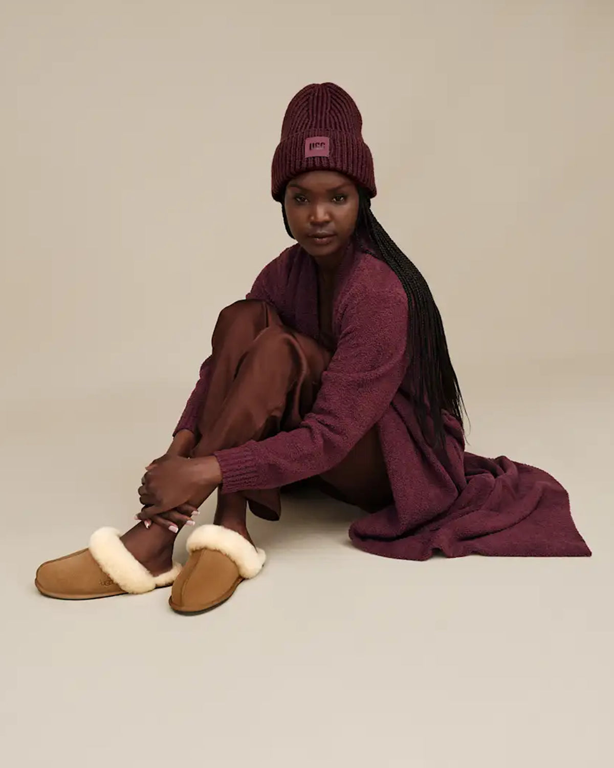Pantuflas UGG Scuffette II Chestnut mujer, puesto en modelo 1