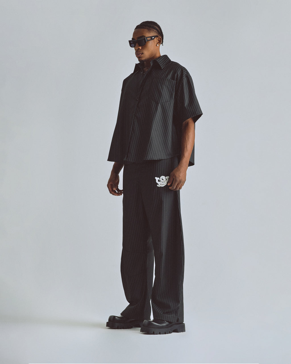 THE PATH MONOGRAM BARREL TROUSER BLACK / CHALK LINE