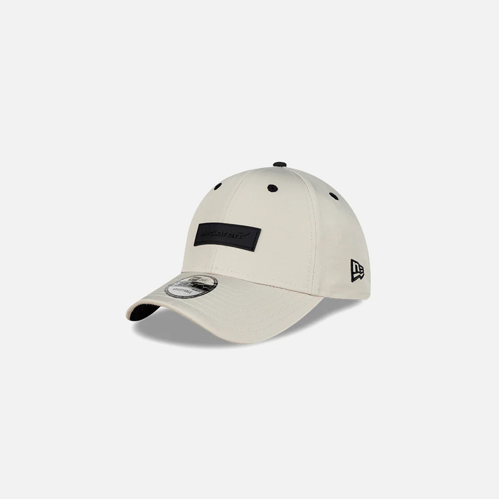 NEW ERA MCLAREN F1 TEAM RUBBER PACTH 9 FORTY BEIGE