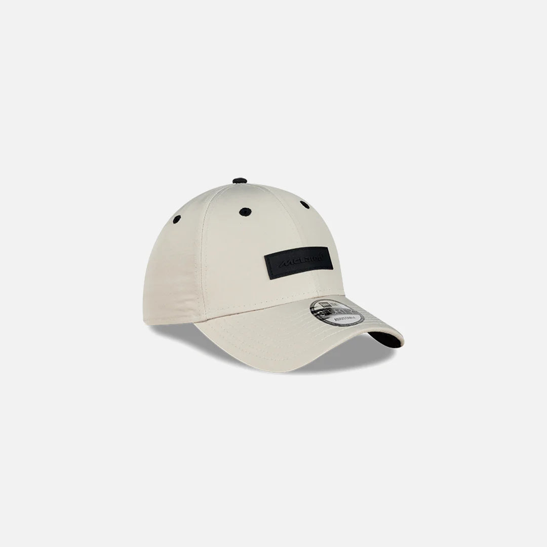 NEW ERA MCLAREN F1 TEAM RUBBER PACTH 9 FORTY BEIGE