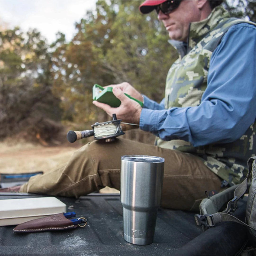 YETI TUMBLER 20oz