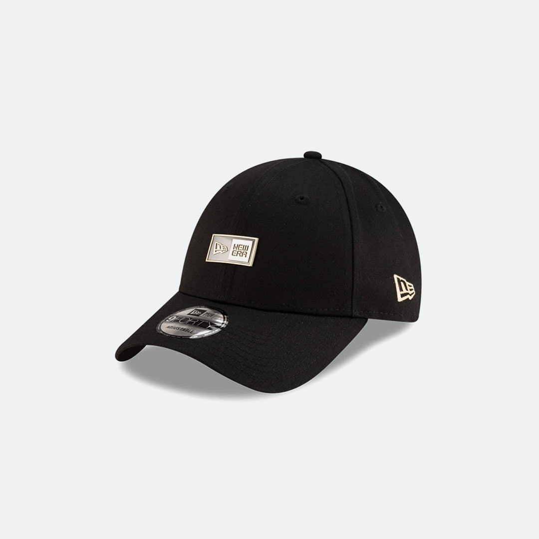 NEW ERA METAL BADGE 9FORTY NEGRA