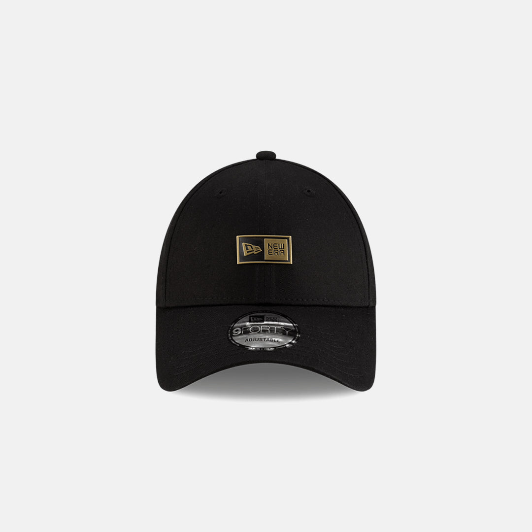 NEW ERA METAL BADGE 9FORTY NEGRA