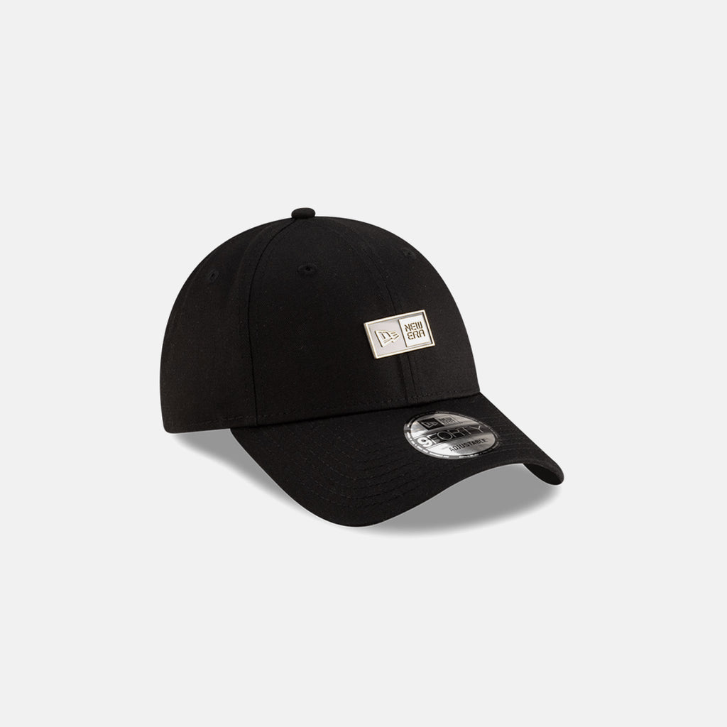 NEW ERA METAL BADGE 9FORTY NEGRA