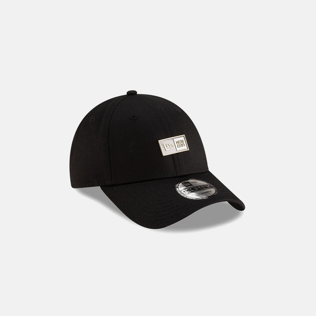 NEW ERA METAL BADGE 9FORTY NEGRA