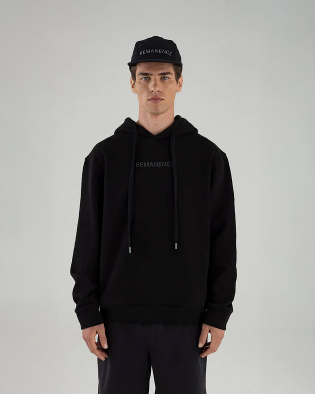 REMANENCE REGULARFIT SUMMIT HOODIE – NEGRO