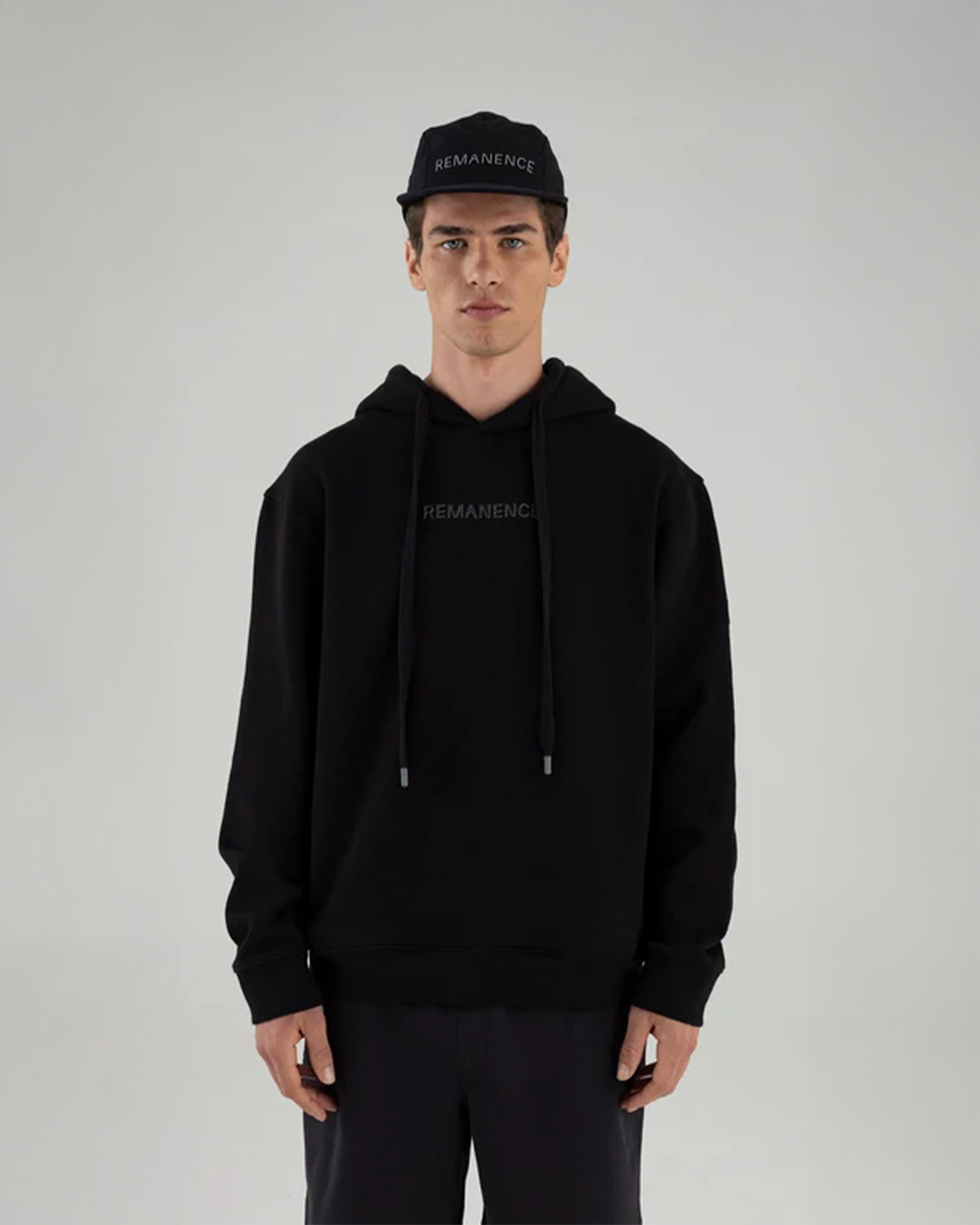 REMANENCE REGULARFIT SUMMIT HOODIE – NEGRO