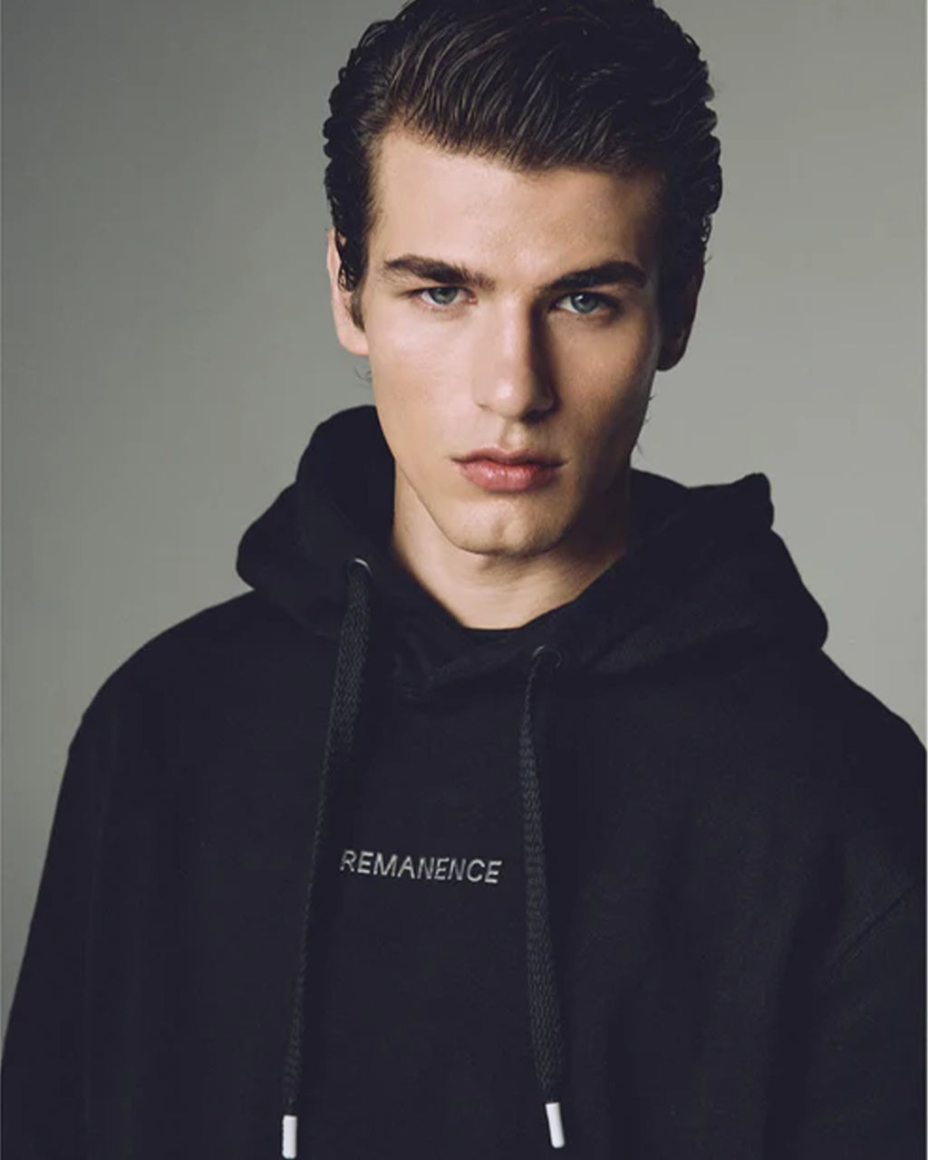 REMANENCE REGULARFIT SUMMIT HOODIE – NEGRO