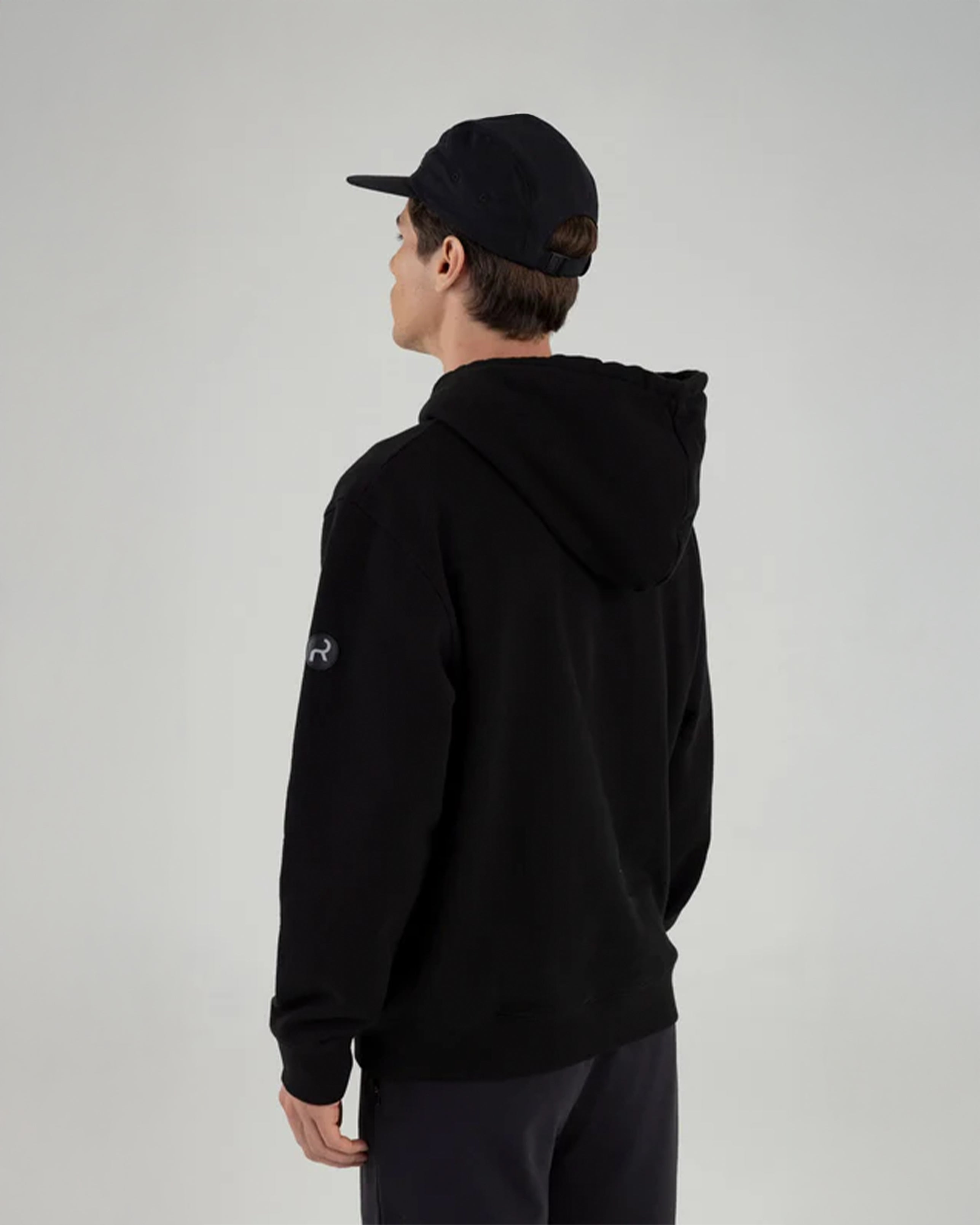 REMANENCE REGULARFIT SUMMIT HOODIE – NEGRO
