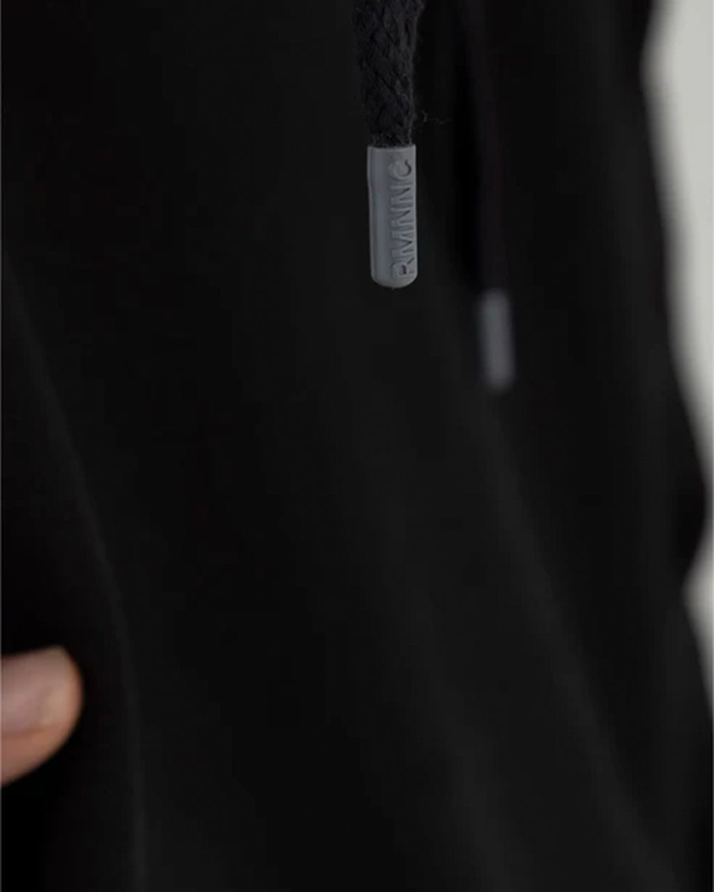 REMANENCE REGULARFIT SUMMIT HOODIE – NEGRO