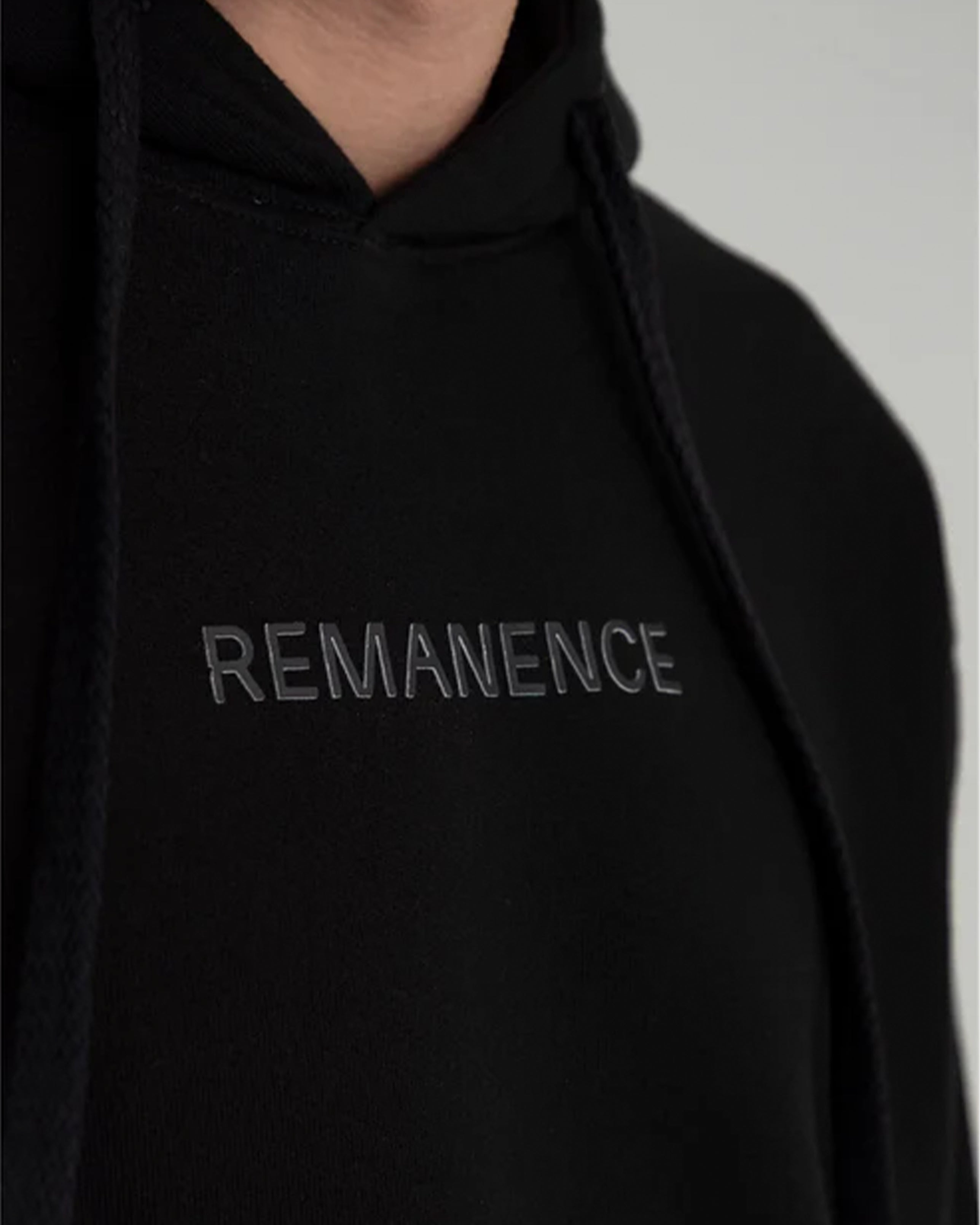 REMANENCE REGULARFIT SUMMIT HOODIE – NEGRO