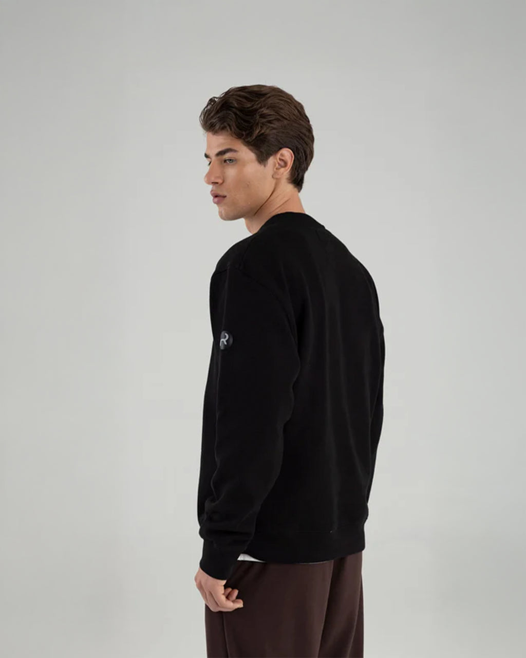 REMANENCE REGULARFIT VERGE CREWNECK – NEGRO
