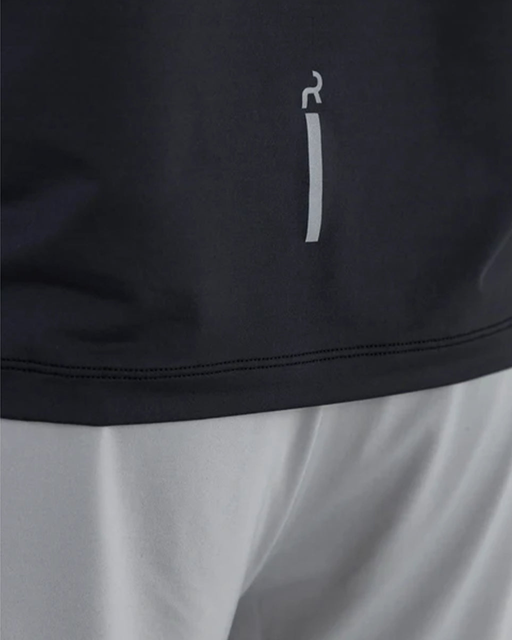 REMANENCE SEMIFIT ECHO LONGSLEEVE – NEGRO