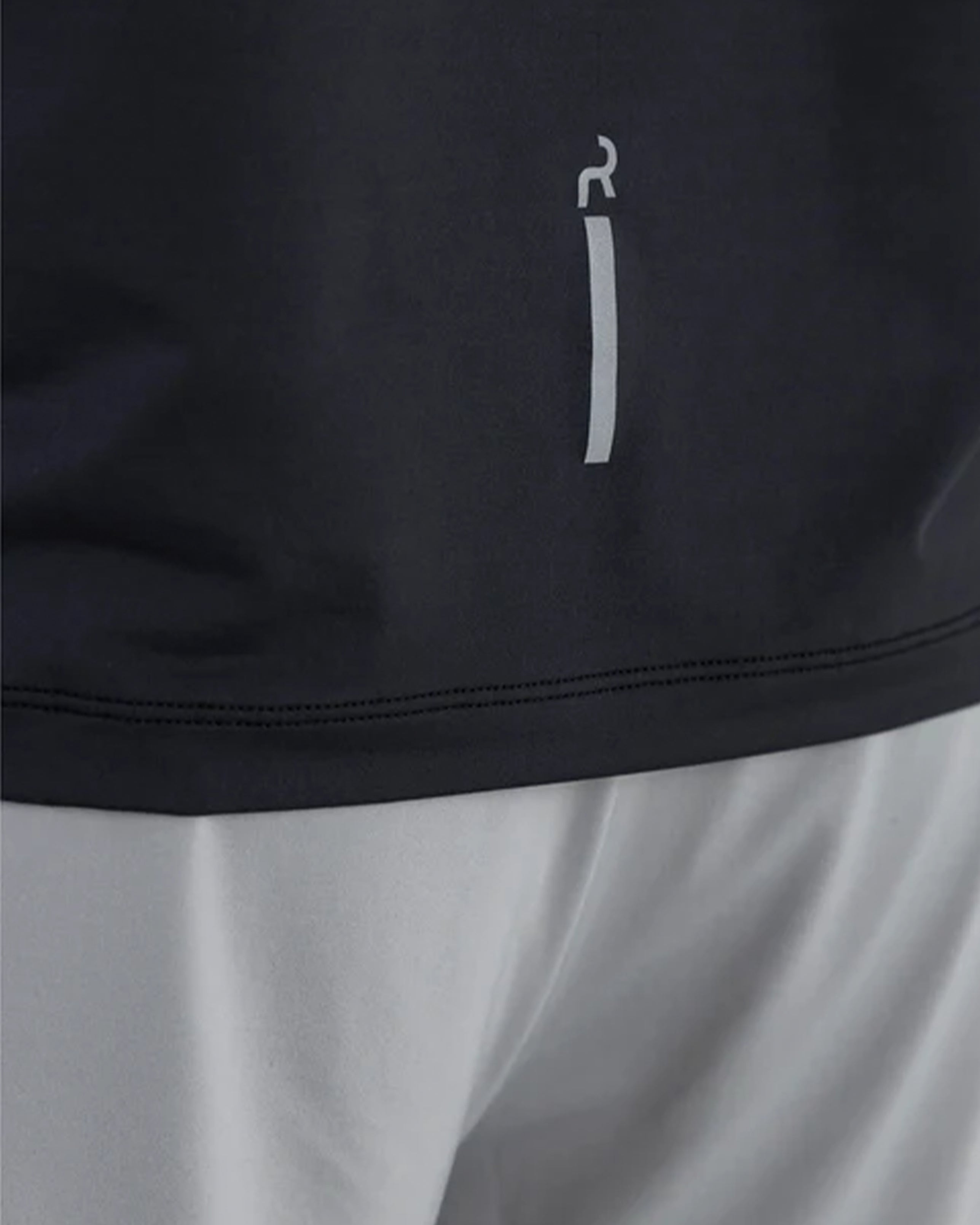 REMANENCE SEMIFIT ECHO LONGSLEEVE – NEGRO