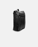 Morral THE FRENCHIE CO Leather Anti-Theft Speed Backpack en cuero italiano negro, vista en angulo