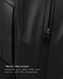 Morral THE FRENCHIE CO Leather Anti-Theft Speed Backpack en cuero italiano negro, detalle del acabado resistente al agua