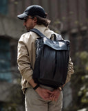 Morral THE FRENCHIE CO Leather Anti-Theft Speed Backpack en cuero italiano negro, con modelo, de espalda