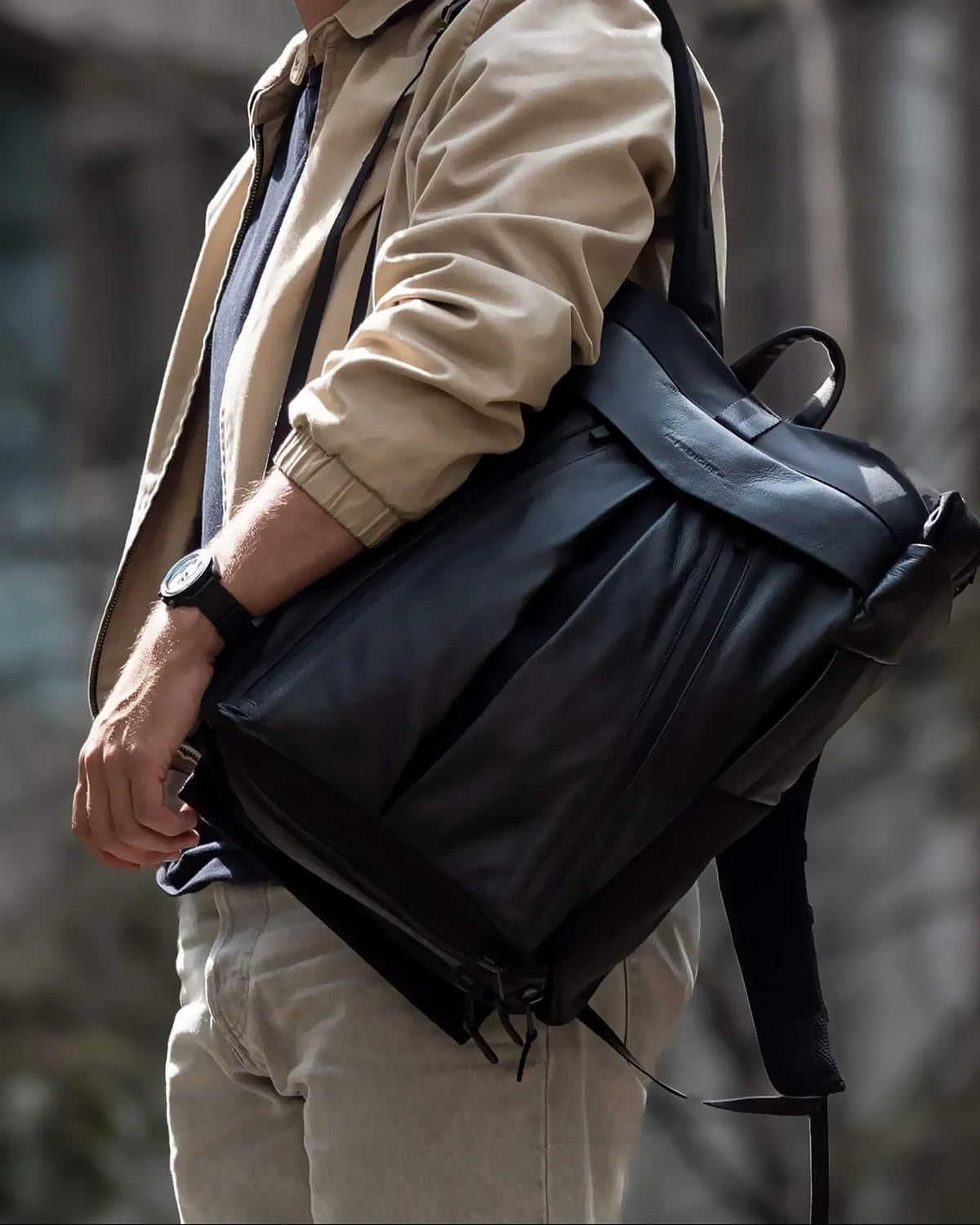 Morral THE FRENCHIE CO Leather Anti-Theft Speed Backpack en cuero italiano negro, con modelo, de lado