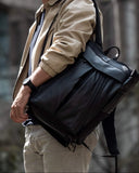 Morral THE FRENCHIE CO Leather Anti-Theft Speed Backpack en cuero italiano negro, con modelo, de lado