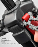 Llavero multiherramienta THE FRENCHIE CO Remove Before Flight 2.0 rojo, puntas de destornillador en uso