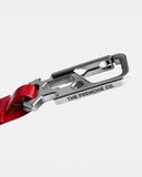 Llavero multiherramienta THE FRENCHIE CO Remove Before Flight 2.0 rojo, detalle del mosquetón con el logo de la marca