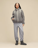 Botines UGG Classic Mini II Grey mujer, puesto en modelo