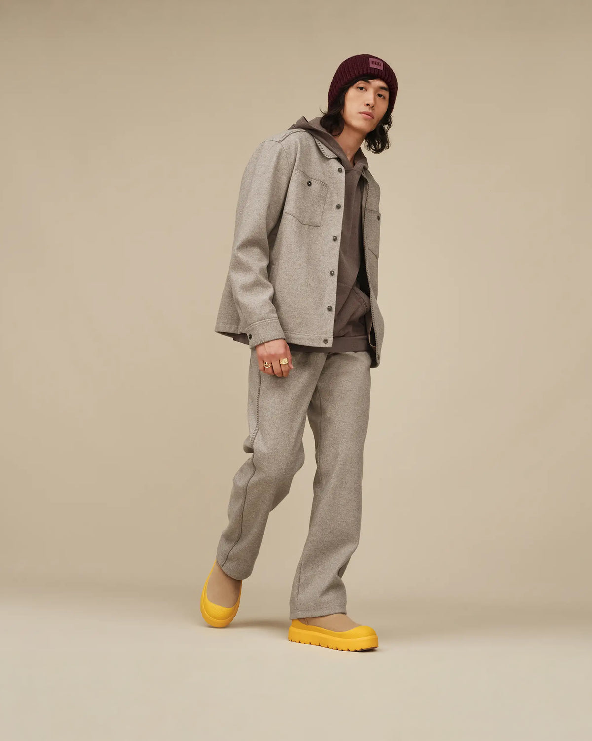 Botines UGG Ultra Mini Weather Hybrid Mustard hombre, puesto en modelo