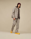 Botines UGG Ultra Mini Weather Hybrid Mustard hombre, puesto en modelo