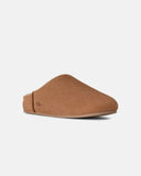 Slip-on UGG Elea Chestnut mujer, vista frontal en ángulo