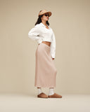 Slip-on UGG Elea Chestnut mujer, puesto en modelo