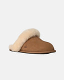 Pantuflas UGG Scuffette II Chestnut mujer, vista frontal en ángulo
