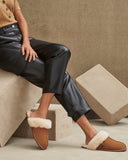 Pantuflas UGG Scuffette II Chestnut mujer, puesto en modelo 2