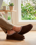 Slip-ons UGG Tasman II Dusted Cocoa hombre, puesto en modelo