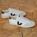 Tenis Veja Volley Canvas White Black mujer, foto de estilo