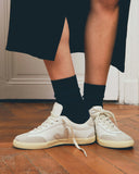 Tenis Veja Volley Leather White Natural mujer, puesto en modelo
