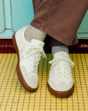 Tenis Veja Volley O.T. White Natural Bark hombre, puesto en modelo